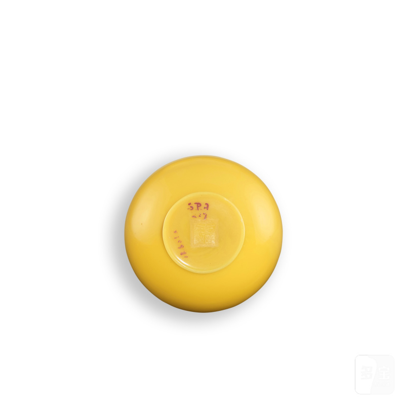 A yellow glass vase, Mark and period of Qianlong | 清乾隆 黃料直頸瓶 《乾隆年製》款 - 图2
